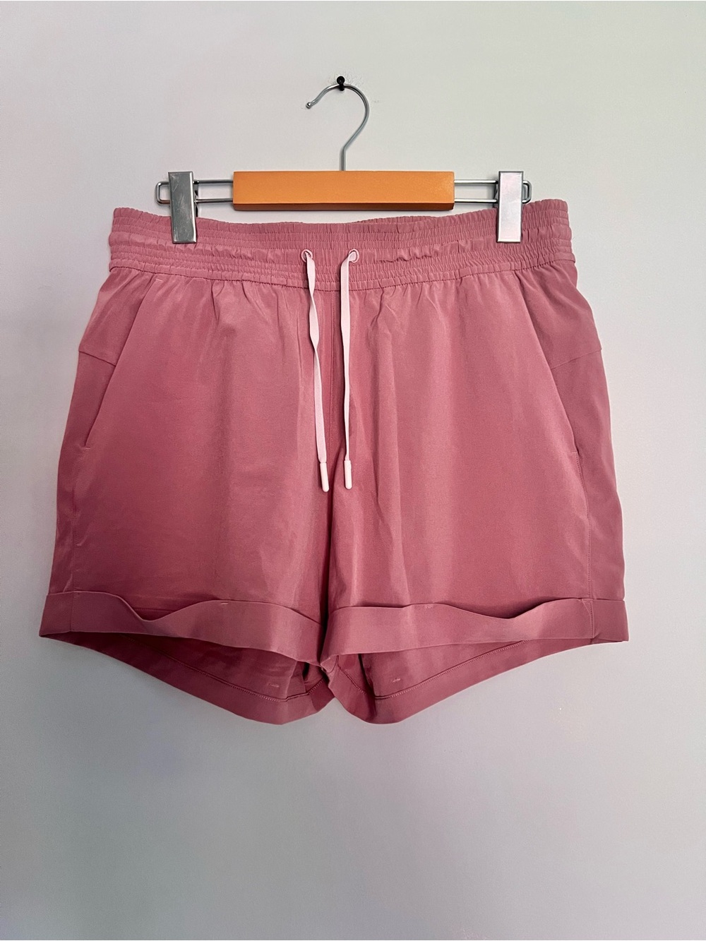 Lululemon Spring Break Away Short II *3"
Quicksand Size 8